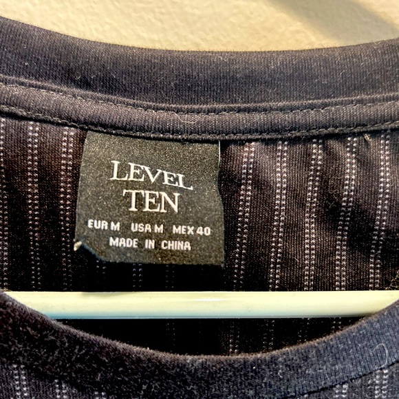 Level 10 Pin striped Men’s Tee - shirt sleeved- Rose emblem on front. - Picture 3 of 4